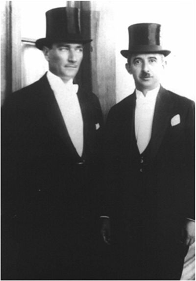 İlk Cumhurbaşkanı Atatürk İlk Başbakan İnönü ile (1927)